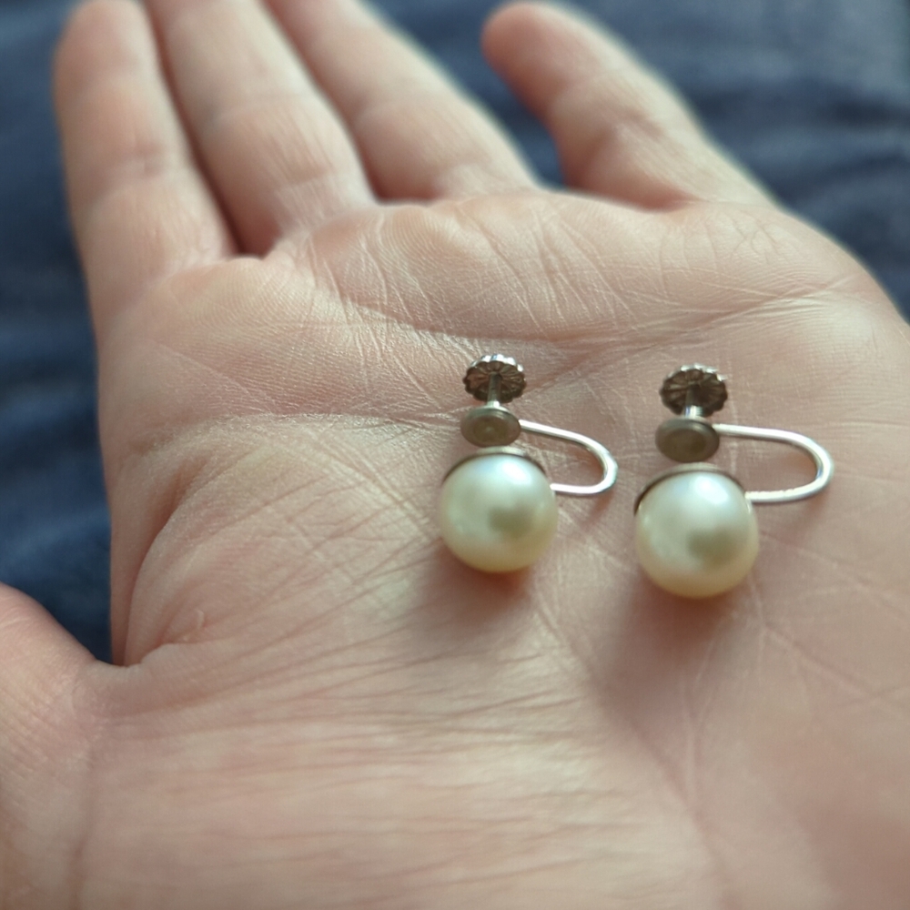 14k White Gold Screw Back Earrings with Pearls.